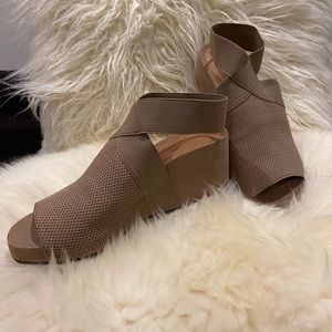 NWT GENTLE SOULS SANDALS By Kenneth Cole  6.5M